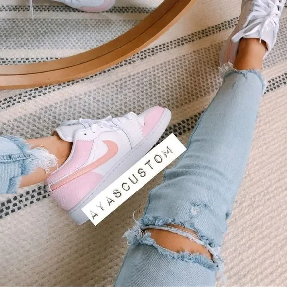 Custom painted air Jordan low - Picture 3 of 3